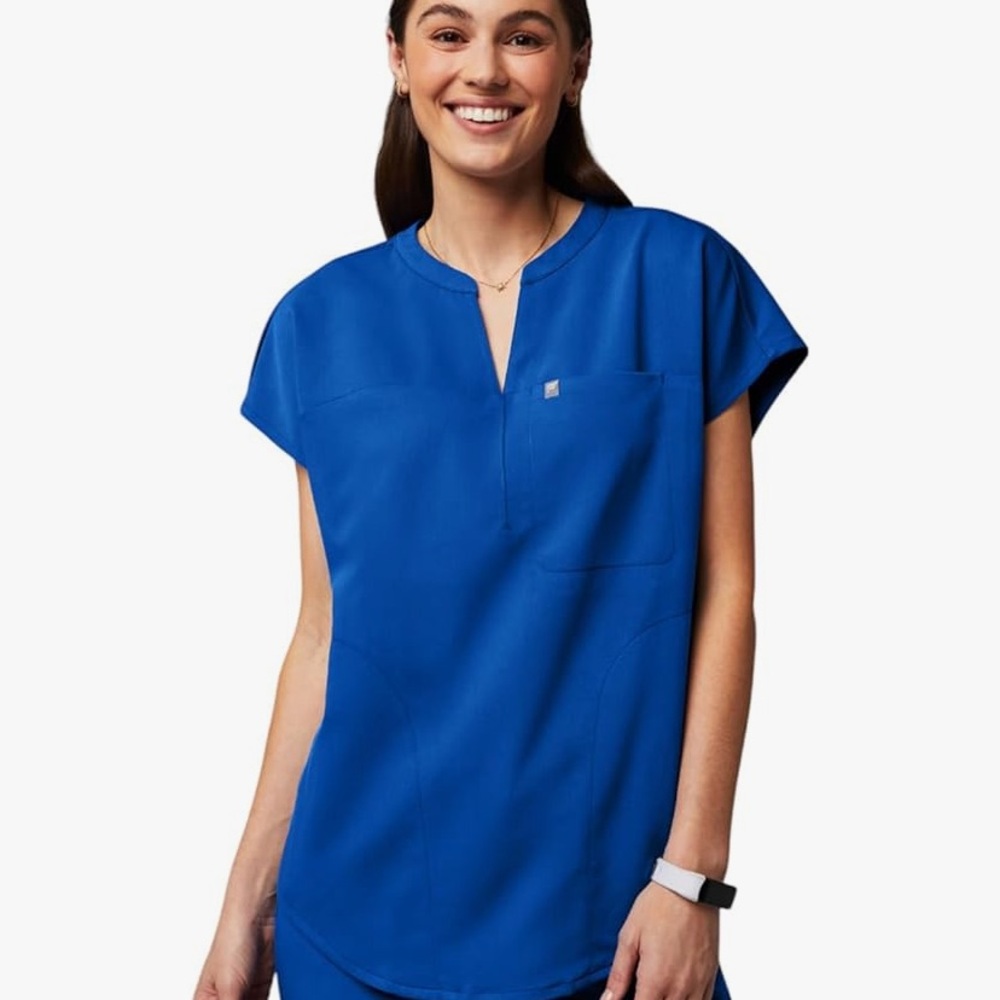 Fabletics Evolve Top and Jogger Scrub Set